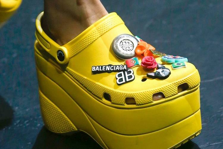 A Balenciaga h�ress� v�lt trash darabja �jragondolja a m�anyagpapucs lehet�s�geit.