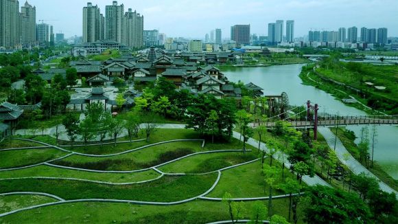 Helyenk�nt pedig l�p�seket is pr�b�lnak tenni a megval�s�t�s �rdek�ben. A fenti k�pen a d�lk�nai Nanning v�ros egy k�zponti negyede l�that�.