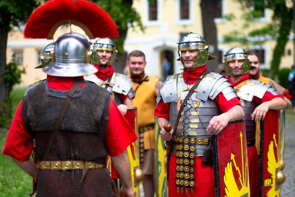 R�mai legion�rius eligaz�t�s a V�r udvar�n.