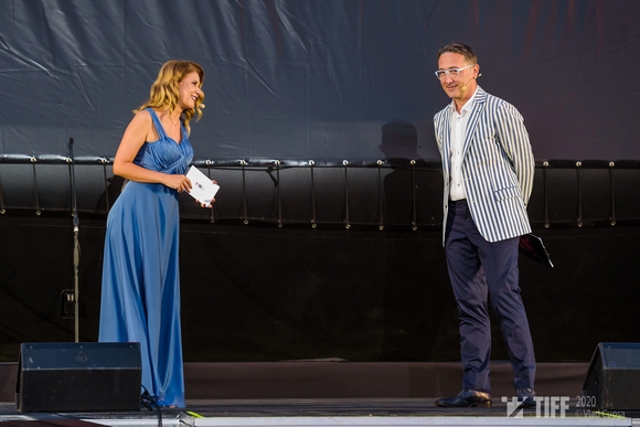 Amalia Enache �s Tudor Giurgiu tartj�k a t�vols�got (fot�: Vlad Cupșa/TIFF)