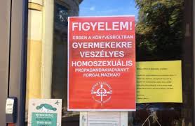 A plak�tokat a Hatvann�gy V�rmegye Ifj�s�gi Mozgalom aktivist�i ragasztott�k ki, a Szent Korona R�di� Facebook-oldal�ra felker�lt k�pek tan�s�ga szerint orsz�gszerte t�bb kirakatba is.