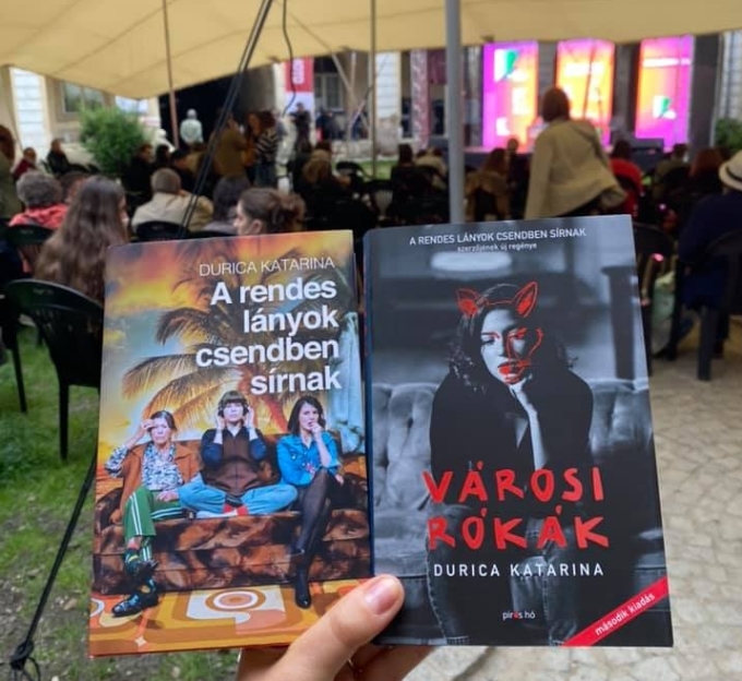 A Knyhten a szerzvel Kali gnes beszlgetett. Durica elmondta, hogy a Vrosi rkkat mr a sajt kiadja, a Piros h adta ki. Honnan a ez a nv? Tl sokat tallkozott azzal, hogy azt nem lehet csinlni, csak 