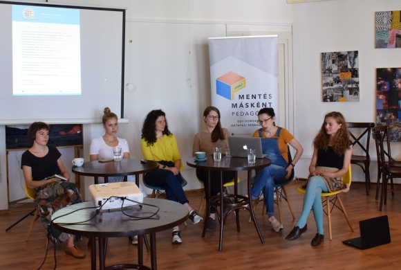 A Ment�s m�sk�nt pedag�gia 4. konferenci�j�nak (nem teljes) szervez�i csapata: (balr�l jobbra) Szab� Ivett, B�lint Blanka, Bilib�k Karola, Sim�ndi Merc�desz, Jakab Vill� Hanga, Juh�sz B. Kincs�. Fot�: Transindex.