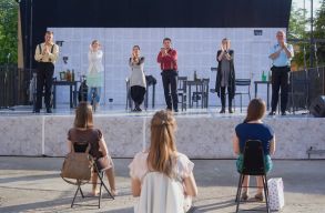 Augusztusban is a Szamos-parton v�rja n�z�it a kolozsv�ri sz�nh�z