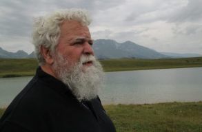 Szederk�nyi Mikl�s kapja id�n a S�rga Csik� D�jat