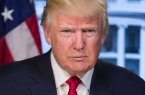 Trump k�rh�zba ker�lt, Biden felf�ggesztette a negat�v kamp�ny�t