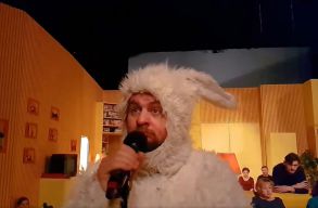 Online sz�nh�z vil�gnap: a Tompa Mikl�s t�rsulat egy vide�ban �zent a Facebookon