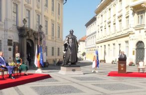 Leleplezt�k a nagyszebeni Brukenthal-szobrot, mert „a j� korm�nyz�s alapja az oktat�s �s a kult�ra”