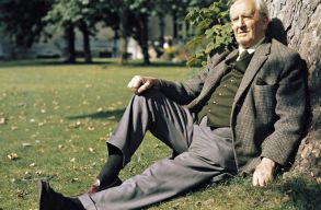 130 �ve sz�letett J. R. R. Tolkien
