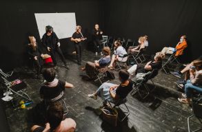 Varj� Karcsi: Hol vannak a hat�rok? A V�r�terem Projekt �j el�ad�s�n j�rtunk