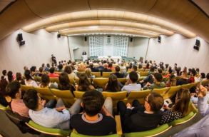 „Maszkban fognak t�ncolni? Igen, sajnos.” Egyetemkezd�s a Sapienti�n