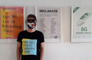 CAPSLOCKDOWN: plak�t �ltal hom�lyosan. Benedek Levente kolozsv�ri ki�ll�t�s�n j�rtunk.