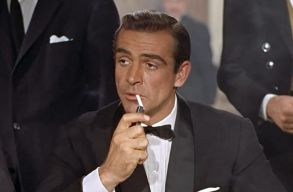 Meghalt Bond. James Bond. A legend�s Sean Conneryt�l b�cs�zik a filmvil�g