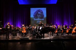 Zen�s kar�csonyi aj�nd�k a Kolozsv�ri Magyar Oper�t�l Beethoven sz�let�s�nek 250. �vfordul�j�ra