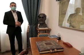 A BBTE 101 �ves sz�linapj�t vadi �j Babeș �s Bolyai mellszobrokkal �nneplik  