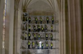 Szent Mih�lyhoz csend�lt fel himnusz a fel�j�t�s alatt �ll� Szent Mih�ly-templomban: a v�geredm�ny egy fantasztikus vide�!