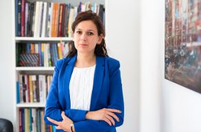 P�ld�tlan helyzetben vannak, seg�ten�nk kell a kisebbs�gi sz�nh�zakon! - interj� Laczik� Enik� �llamtitk�rral