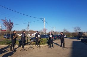 Vide�: k�lt�ri koncerttel k�sz�nt�k meg az aradi filharm�nia tagjai az eg�szs�g�gyi dolgoz�k munk�j�t