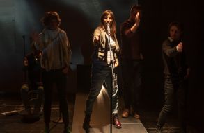 Fiatal erd�lyi k�lt�kkel �nnepel a Tam�si �ron Sz�nh�z �s a k�zdiv�s�rhelyi Udvart�r Te�trum