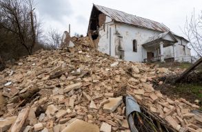 Leomlott egy Beszterce megyei reform�tus templom tornya