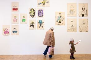 A b�bu, att�l b�bu, hogy �l: Bot�r Edit b�b- �s d�szletterveinek a ki�ll�t�s�n j�rtunk