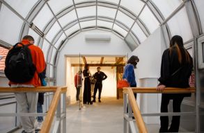 Nosztalgia a jelen ir�nt: t�preng�s a Milli�nyi romok ki�ll�t�son