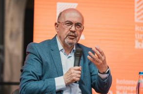 K�z�letr�l versben mondani v�lem�nyt - bemutatt�k Mark� B�la versesk�tet�t az �nnepi k�nyvh�ten