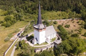 Elk�sz�lt a magyarvalk�i reform�tus templom fel�j�t�sa 