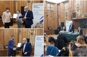 A „Rom�n-magyar irodalmi interferenci�k” szimp�ziumon Andrei D�s�t �s Szonda Szabolcsot d�jazt�k