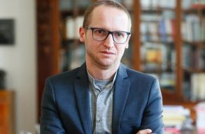  Demeter Szil�rd nem t�g�t: sok p�nzt kapnak az �r�k, ennyi�rt elv�rja a min�s�get