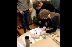 Friss�tve: sok �rdekess�get rejtett a cs�kszeredai Szent Kereszt-templom id�kapszul�ja