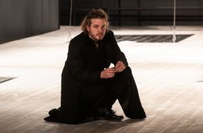 Igazs�gkeres� Hamlet el�ad�st �g�rnek Kolozsv�ron Vecsei H. Mikl�s f�szerepl�s�vel