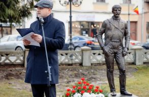 Holl�sy Simonnak szobra van m�r sz�l�v�ros�ban, M�ramarosszigeten