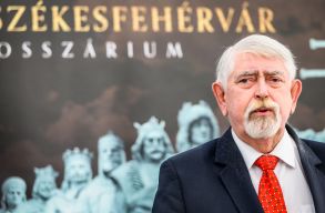 Einstandolt�k az Aranybulla kiad�s�nak 800. �vfordul�j�ra k�sz�l� ki�ll�t�st, egyre t�bb kutat� tiltakozik