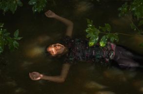 T�zpr�ba c�mmel ny�lik ki�ll�t�s M�rkos Tam�s fot�ib�l a M�v�szeti M�zeumban